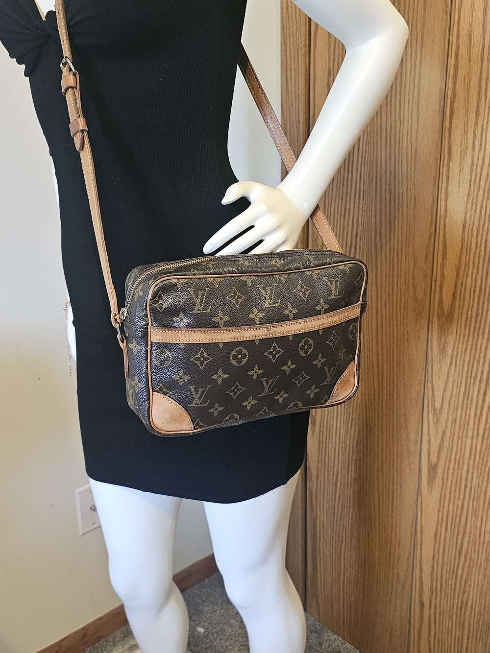 Louis Vuitton Trocadero 27 Crossbody Bag - Picture 4 of 16
